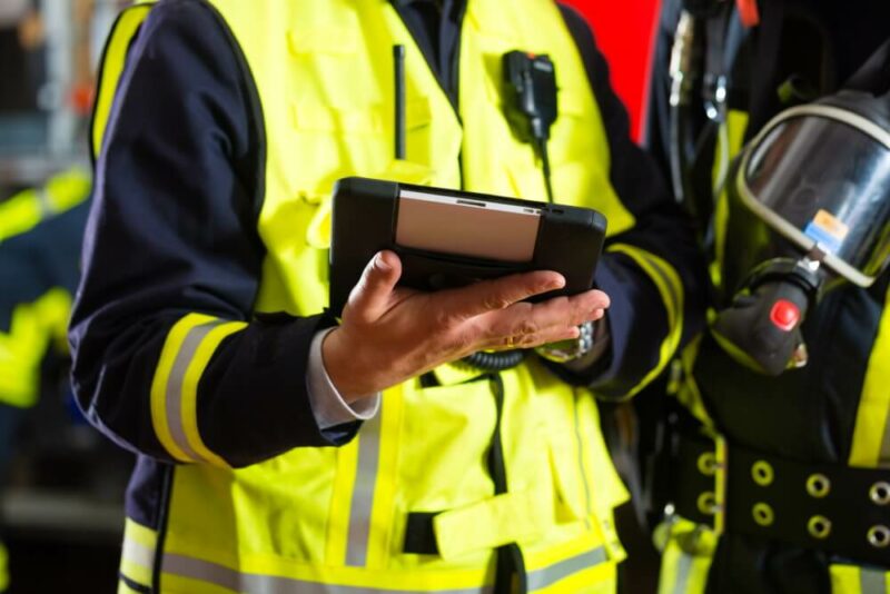 Digitalisierung Feuerwehrmann mit Tablet