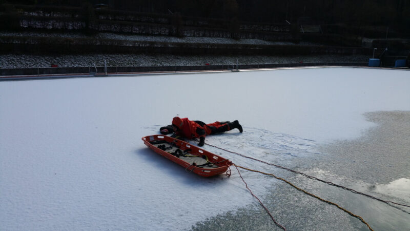 eisrettung bei einer feuerwehruebung