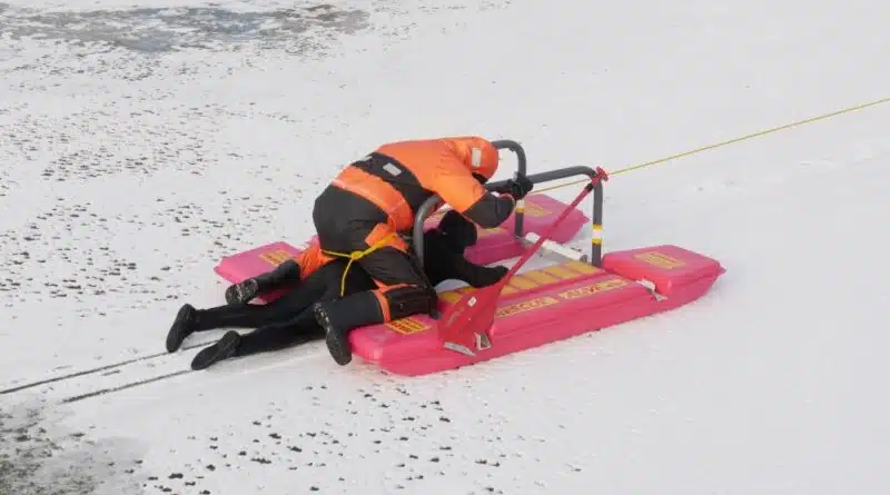 eisrettungsschlitten im einsatz