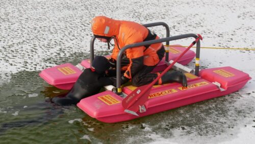 feuerwehr celle übt mit dem eisretter