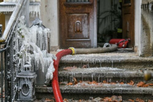 gefrorenes wasser nach einem brandeinsatz