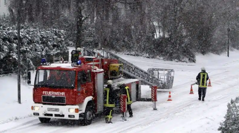 Bild eines feuerwehreinsatzes im winter