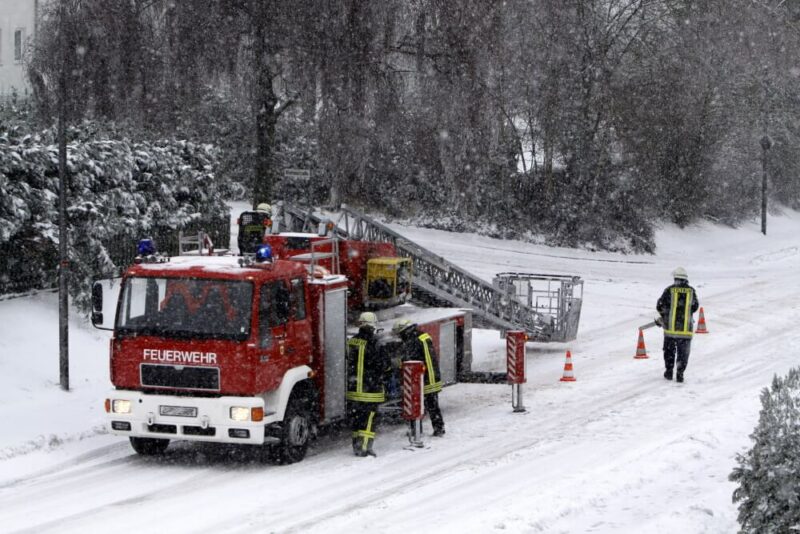 Bild eines feuerwehreinsatzes im winter