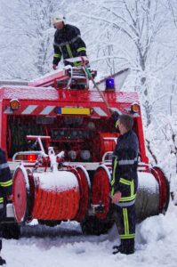 verschneites einsatzfahrzeug