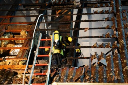 Löscharbeiten im ausgebrannten Dachstuhl 