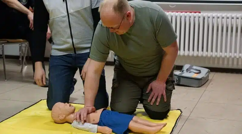 Mobile Retter während der Ausbildung, hier bei einer Kinderreanimation an einer Übungspuppe