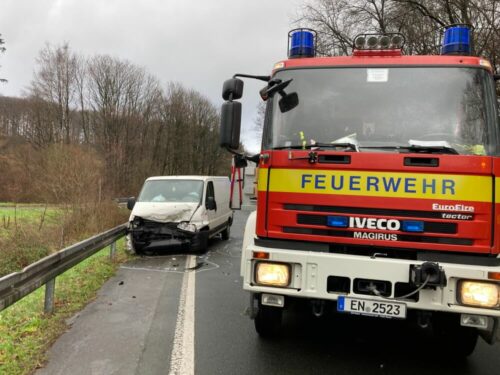 Durch den Frontalzusammenstoß beschädigter Transporter