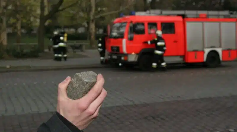 Symbolbild Gewalt gegen Einsatzkraefte Steinewerfer