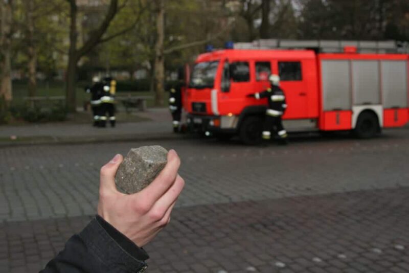 Symbolbild Gewalt gegen Einsatzkraefte Steinewerfer