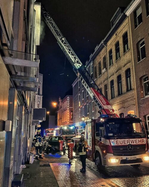 Drehleiter vor dem Brandhaus