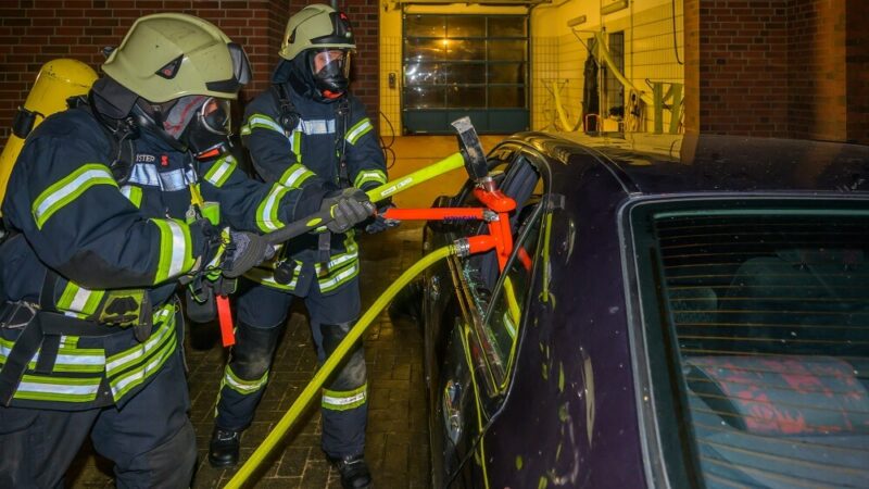 Mit kräftigen Hammerschlägen wird die Löschlanze von oben durch die Blechabdeckung in den Batteriepack getrieben. Foto: Peer Bo Kersig, FF Molfsee