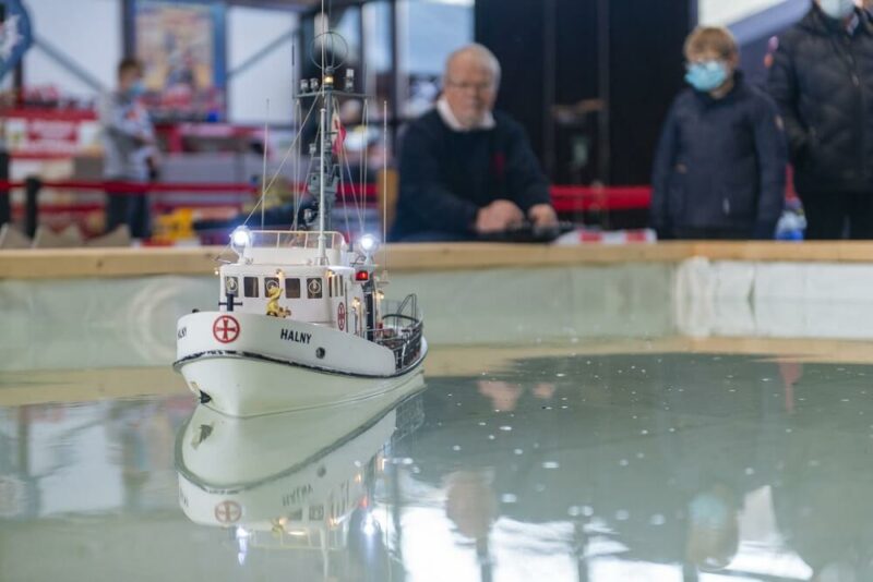 Urban Dümmong präsentiert den Rettungskreuzer Halny im Wasserbecken. Foto: Dennys Mamero