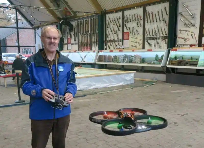 Kurt Ploß führt eine Drohne in der „Indoor-Flugzone“ vor. Foto: FMSH