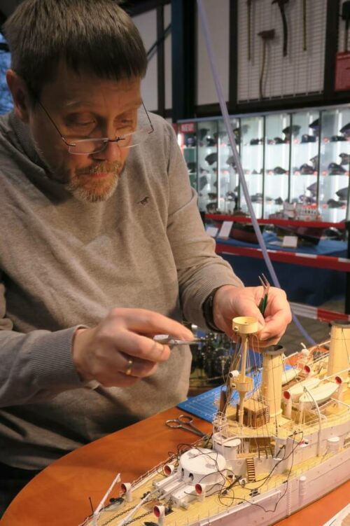 Peter Almstedt zeigt die Kniffe beim Kartonmodellbau. Foto: FMSH