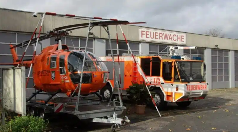 Das Feuerwehrmuseum Frankfurt mit zwei Exponaten vor dem Eingang