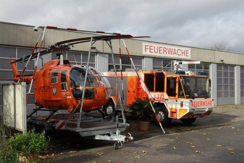 Das Feuerwehrmuseum Frankfurt mit zwei Exponaten vor dem Eingang