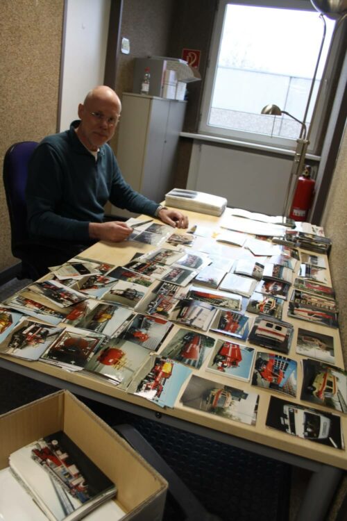 Archivar bei der Arbeit im Feuerwehrmuseum Frankfurt