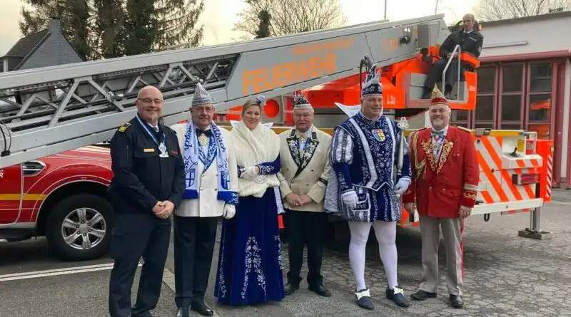 Die royalen Gäste und die Feuerwehrangehörigen