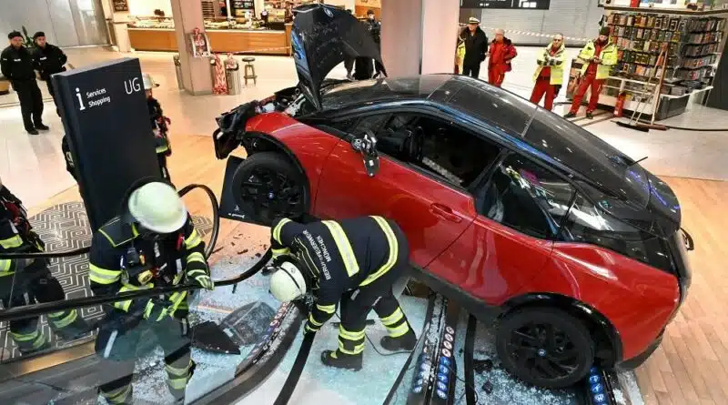 Der BMW liegt nach der Unfallfahrt über der Rolltreppe