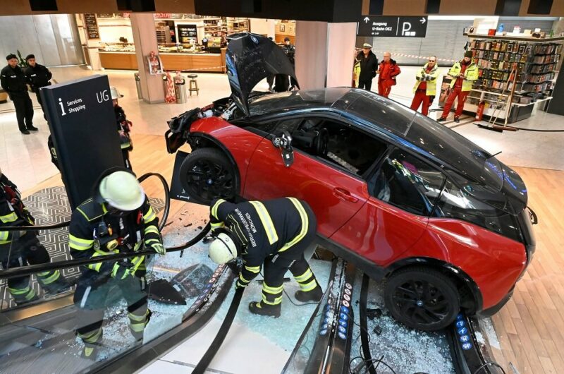 Der BMW liegt nach der Unfallfahrt über der Rolltreppe