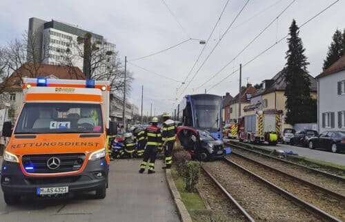 Zusammenprall zwischen Trambahn und Smart. Notdienst arbeitet Vorort.