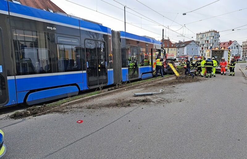 Notdienst und Feuerwehr kümmern sich nach dem Zusammenprall, um Unfallbeteiligte.