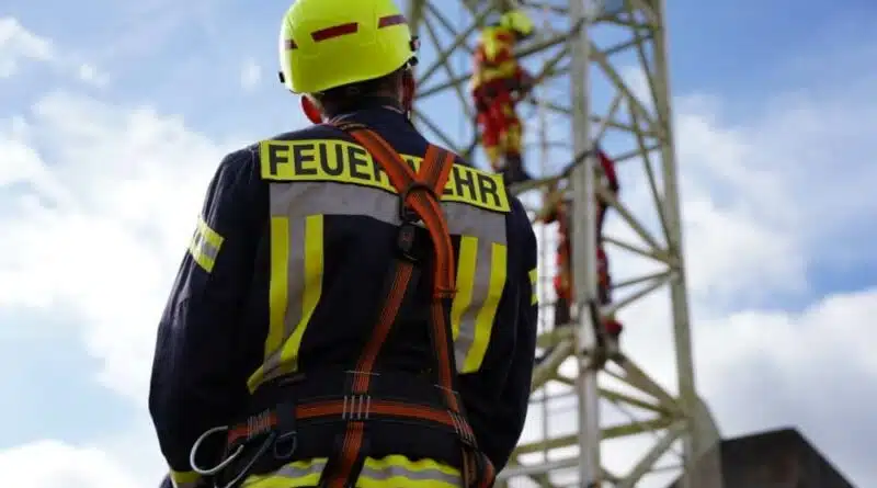 Einsatzkraft der Feuerwehr Bleckede vor dem Baukran