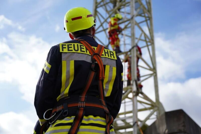 Einsatzkraft der Feuerwehr Bleckede vor dem Baukran