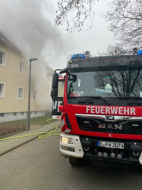 Einsatzfahrzeug vor Brandobjekt