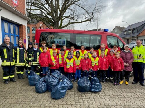 Die Müllsammel-Challenge-Gruppe in Waldsrode.