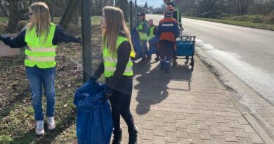 Zwei Mädchen von der Kinderfeuerwehr Bleckede mit Müllsack.