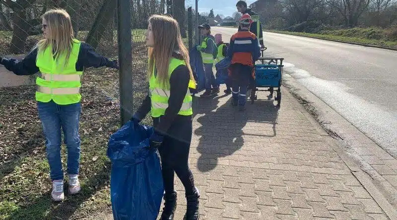 Zwei Mädchen von der Kinderfeuerwehr Bleckede mit Müllsack.