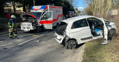 Unfall eines Rettungswagens: Zusammenstoß mit Pkw