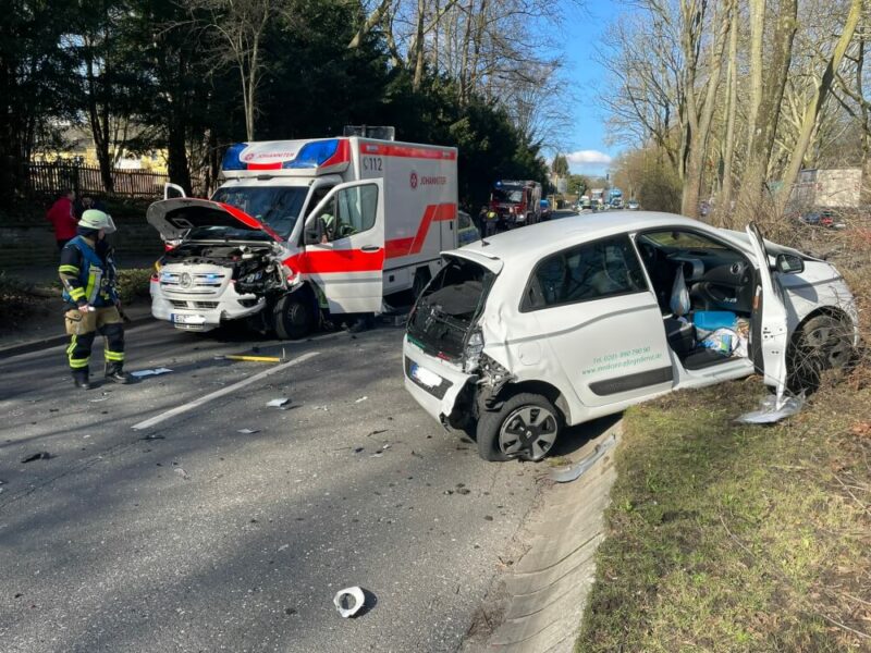 Rettungswagen und Twingo nach Zusammenstoß.