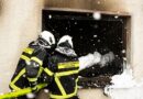 Trupp der Berufsfeuerwehr Iserlohn beim Löschen mit Schaummittel.