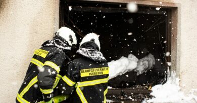 Trupp der Berufsfeuerwehr Iserlohn beim Löschen mit Schaummittel.