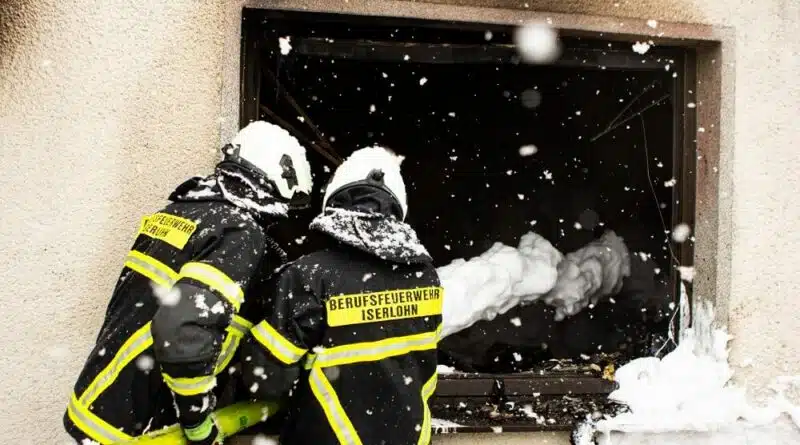 Trupp der Berufsfeuerwehr Iserlohn beim Löschen mit Schaummittel.