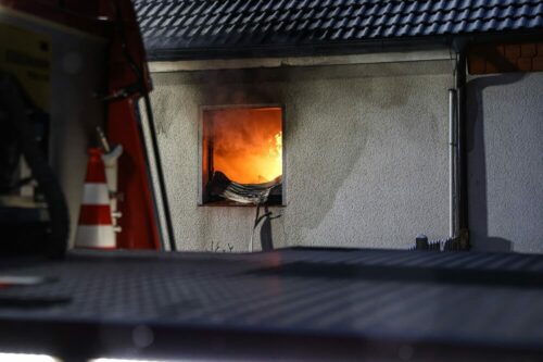 Der Wohnungsbrand im Erdgeschoss war bereits entwickelt, als die Feuerwehr eintraf.