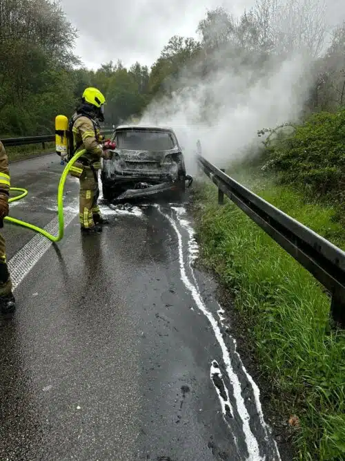 Feuerwehr Ratingen löscht Pkw