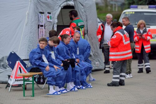 Das Einsatzteam, beim Aufbau einer Sammelstation für Verletzte.