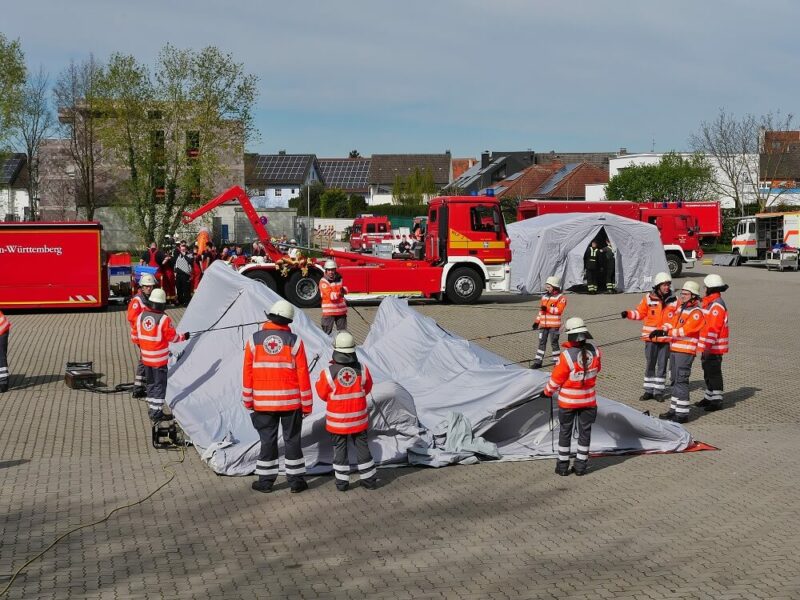 Das Einsatzteam, beim Aufbau einer Sammelstation für Verletzte.