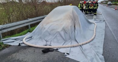 Der Einsatz der Löschdecke bei dem PKW-Brand auf der Autobahn.