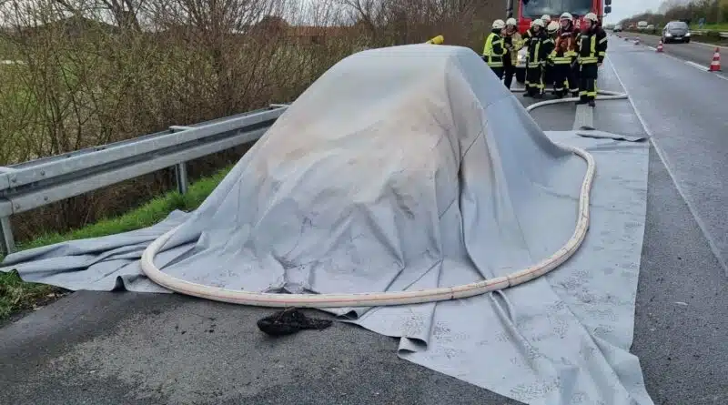 Der Einsatz der Löschdecke bei dem PKW-Brand auf der Autobahn.