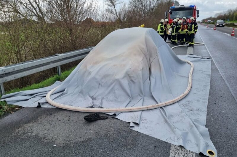 Der Einsatz der Löschdecke bei dem PKW-Brand auf der Autobahn.