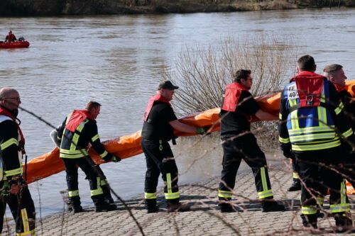 Das Einsatzteam beim montieren der Ölsperre.