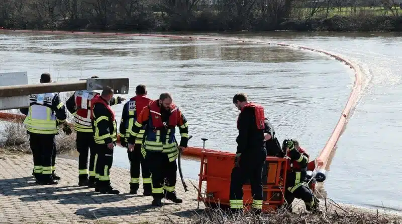 Das Feuerwehr Team im Einsatz vor dem Main.