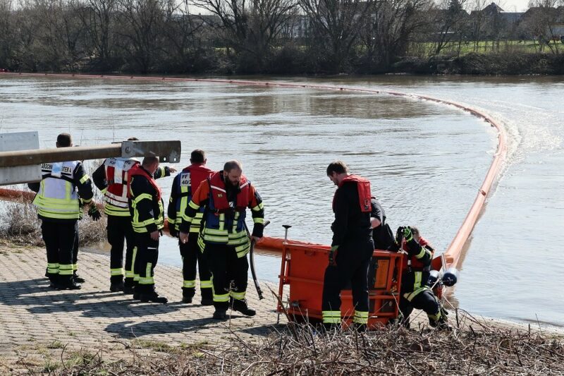 Das Feuerwehr Team im Einsatz vor dem Main.