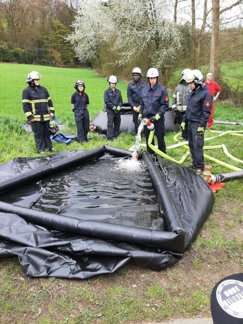 Befüllung des Faltbehälters. Foto: Feuerwehr Wetter (Ruhr)