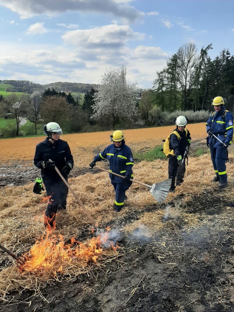 Das Strohfeuer bekämpften die Einsatzkräfte mit Feuerpatschen und Löschrucksacken. Foto: Feuerwehr Wetter (Ruhr)