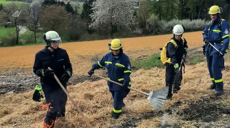 Das Strohfeuer bekämpften die Einsatzkräfte mit Feuerpatschen und Löschrucksacken. Foto: Feuerwehr Wetter (Ruhr)